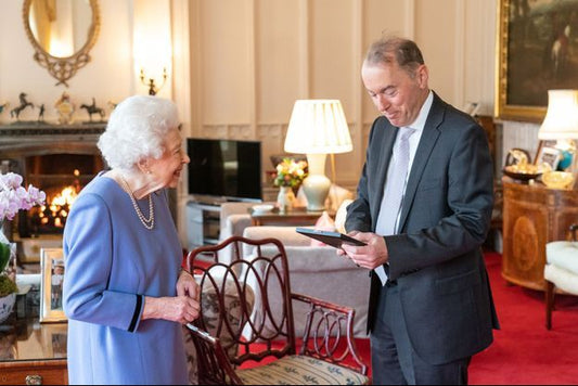 Elizabeth II, very smiling in Windsor to decorate Thomas Trotter
