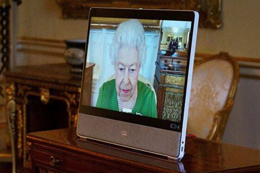Elizabeth II resumes official engagements after suffering from Covid