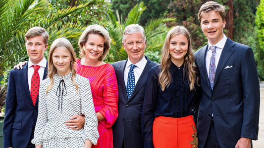 For the end of year celebrations, the Royal Family unveils its traditional photo: it will be used on the Sovereigns' greeting cards